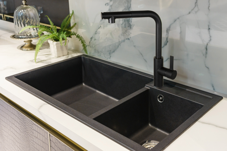 Invena bateria kuchenna z wyciąganą wylewką Preto, czarny BZ-48-W04-L